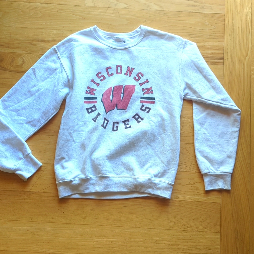 WISCONSIN BADGERS white women's lightweight sweatshirt. Size Small